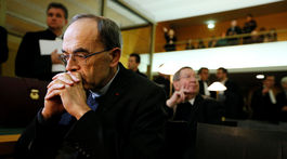 Vo Francúzsku sa začal súd s kardinálom, ktorý mal kryť pedofilného kňaza