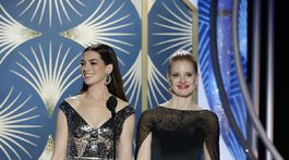 Herečky Anne Hathaway (vľavo) a Jessica Chastain spoločne odovzdávali aj cenu. 