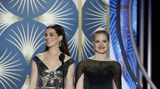 Herečky Anne Hathaway (vľavo) a Jessica...