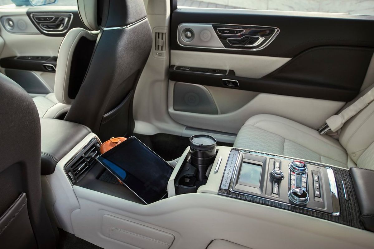 Dve zadné samostatné sedadlá poskytnú posádke...