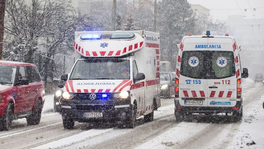Na snímke sanitky na Kramároch v hustom snežení...