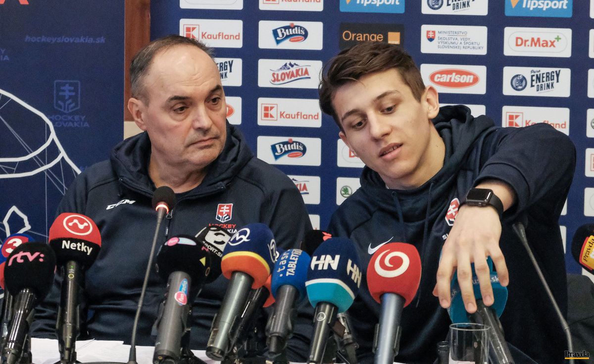 Tréner hokejovej dvadsiatky Ernest Bokroš a...