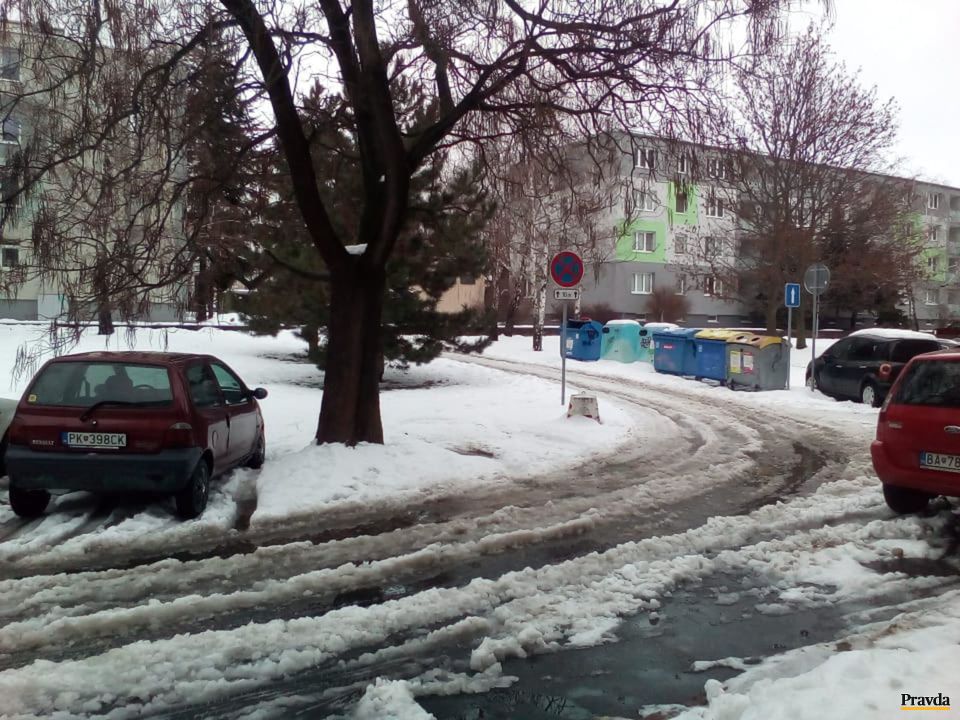 Niekde sa sneh odhŕňa a inde sa čaká na to, kým...