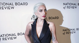 Speváčka a herečka Lady Gaga prišla na akciu v kreácii Ralph Lauren. 