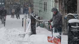VIDEO: Chodníky ako klzisko. Obce nezvládajú zimu