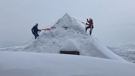 Sneh zo striech zhadzujú horolezci