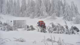 Česi hlásia snehovú kalamitu, mantinely majú 1,5 metra