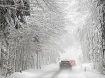 Husté sneženie, silný vietor a nulová viditeľnosť. Polícia vyzýva vodičov na opatrnosť pri príchode do Tatier
