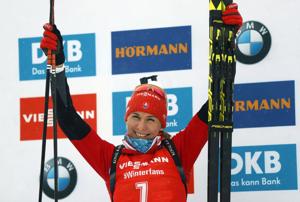 Druhá v stíhačke Anastasia Kuzminová na pódiu v...