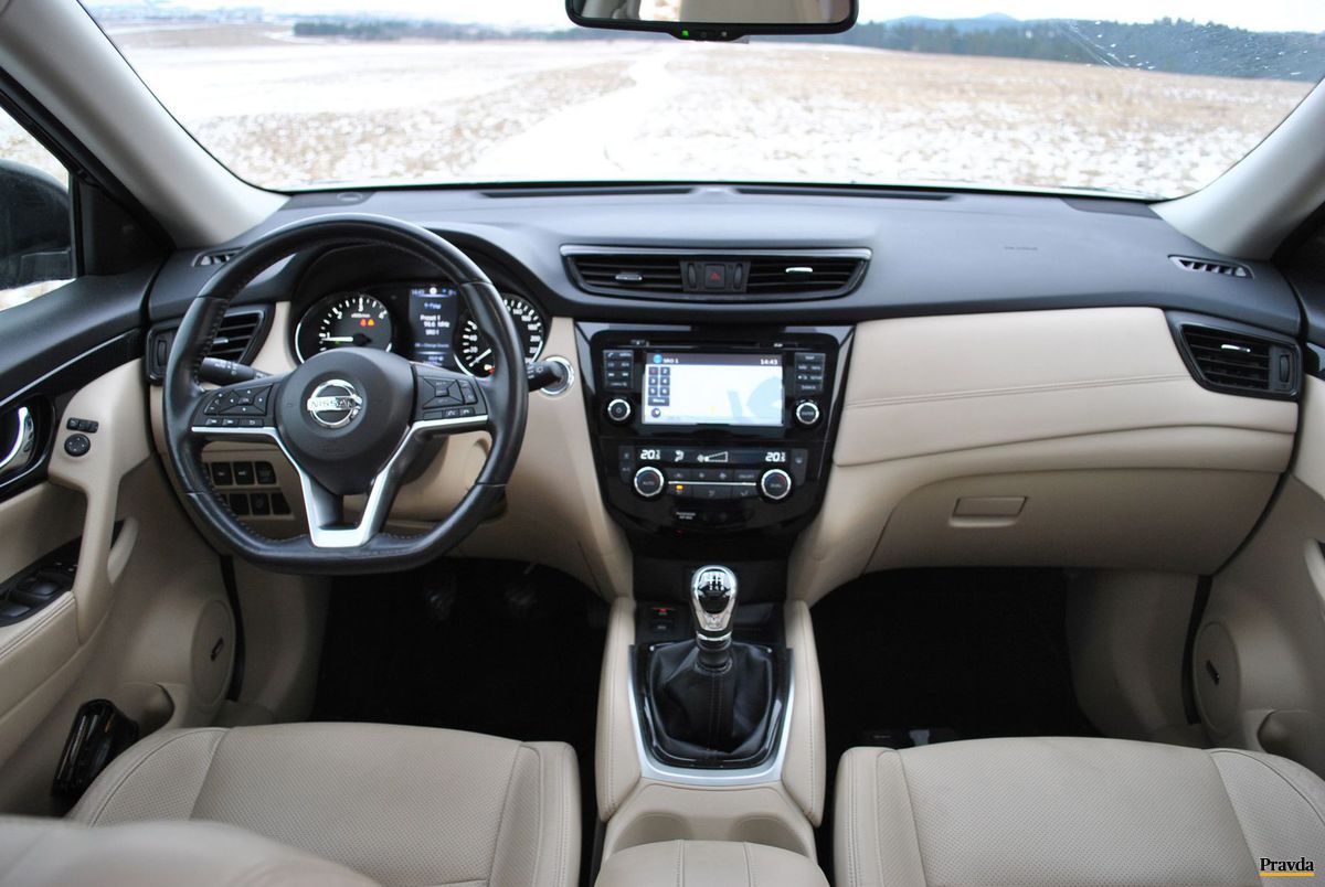 Dvojfarebný interiér testovanému SUV pristane.