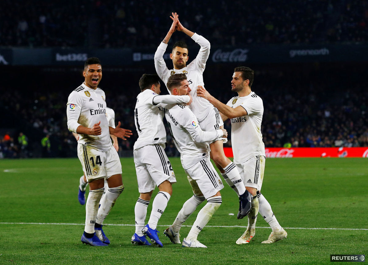 Gólový hrdina Realu Dani Ceballos na rukách...