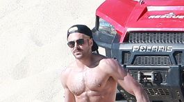 Ako socha z mramoru! Pevné svaly Efrona sledovala celá mexická pláž