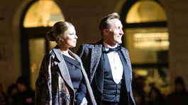 Moderátor Matej "Sajfa" Cifra a jeho manželka Veronika Cifrová Ostrihoňová v šatách od Kataríny Vavrovej.