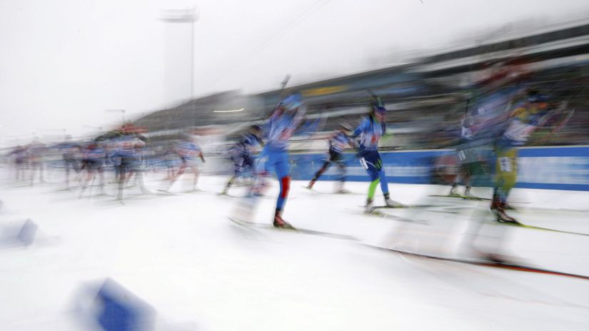 Štart štafety biatlonistiek v Oberhofe.