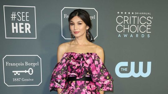 Herečka Gemma Chan prišla v kreácii od Jasona Wu.