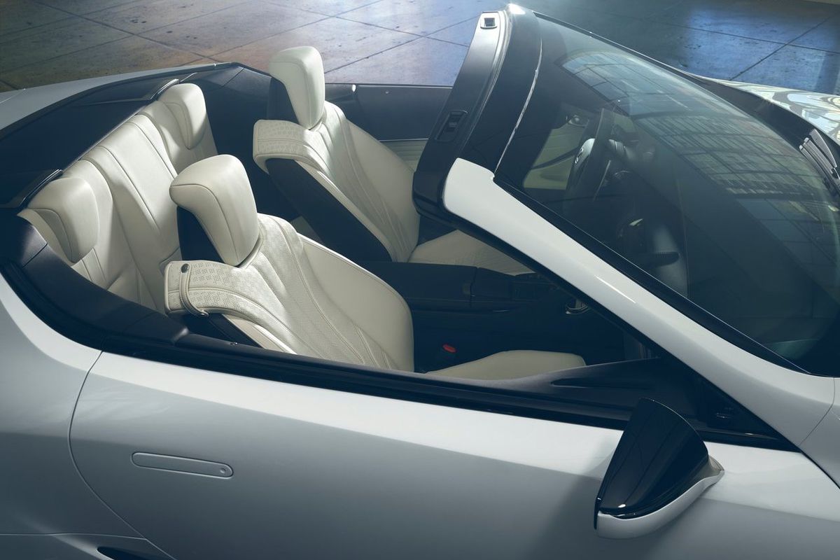 Interiér odhaľuje, že otvorený Lexus LC nemá...