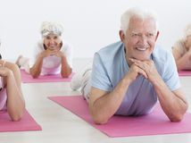 seniori, dôchodcovia, cvičenie