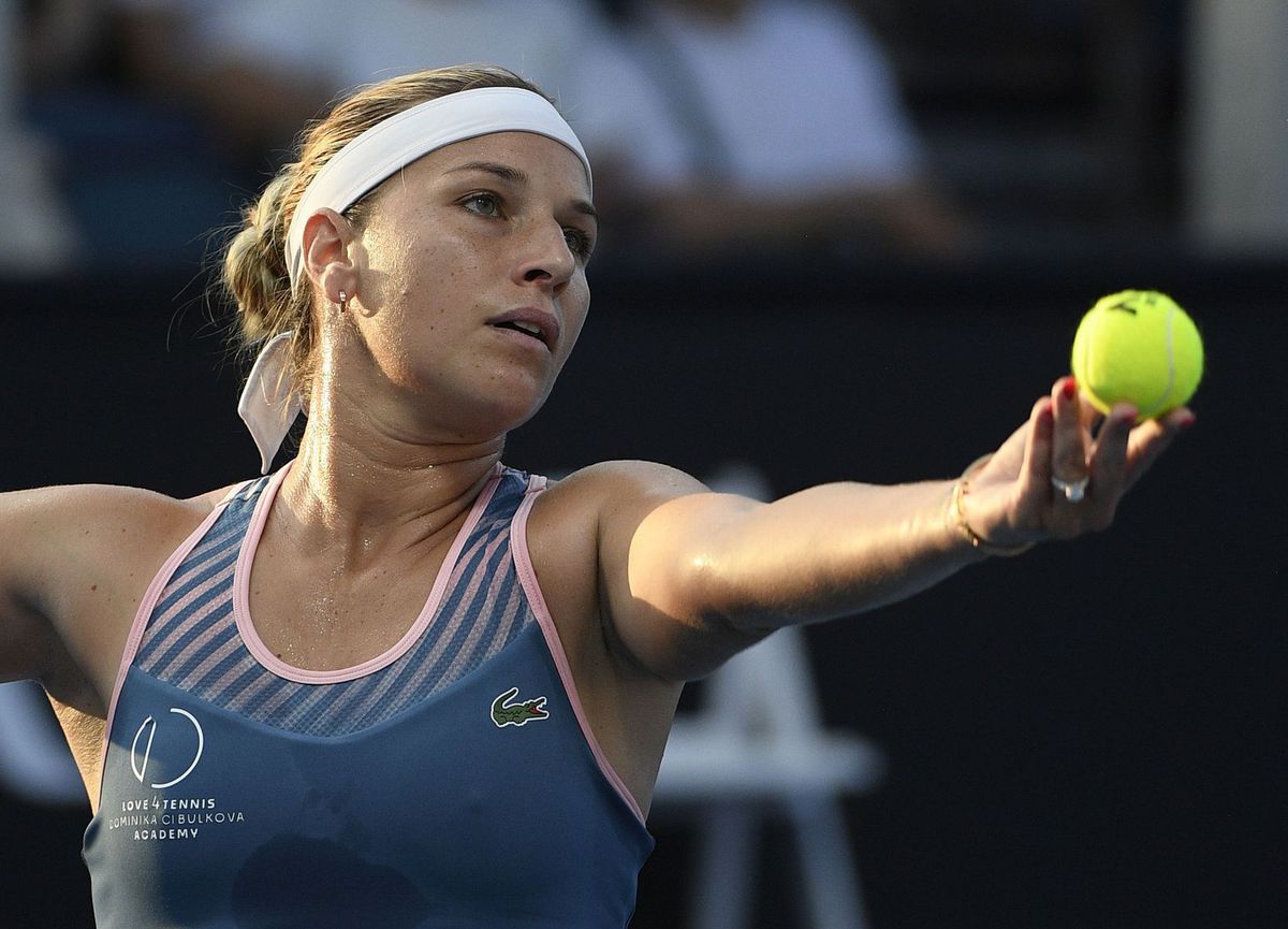 Dominika Cibulková podáva v zápase 1. kola...
