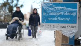 Namiesto čistenia na chodníkoch osadili tabule