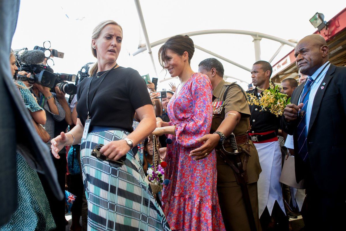 Vojvodkyňa Meghan na Fidži, pred ňou stojí...