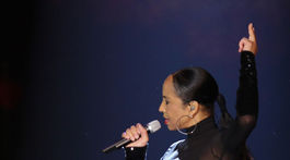 Speváčka Sade Adu na koncerte v Sao Paulo v Brazílii v roku 2011.