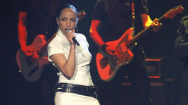 Speváčka Sade Adu na koncerte v v roku 2010.