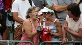 VIDEO: Bitka o suvenír. V Melbourne sa kmásali o čelenku dve dôchodkyne
