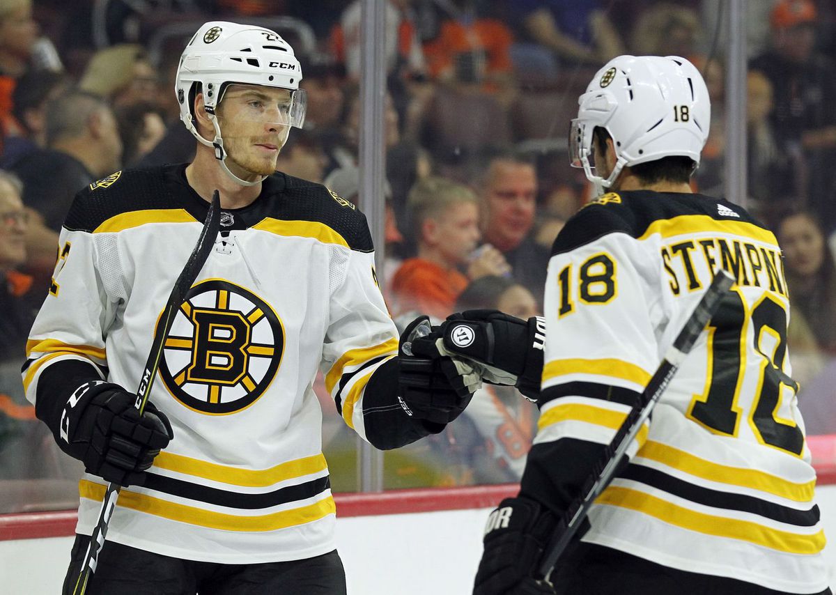Peter Cehlárik (vľavo) v drese Bostonu Bruins.