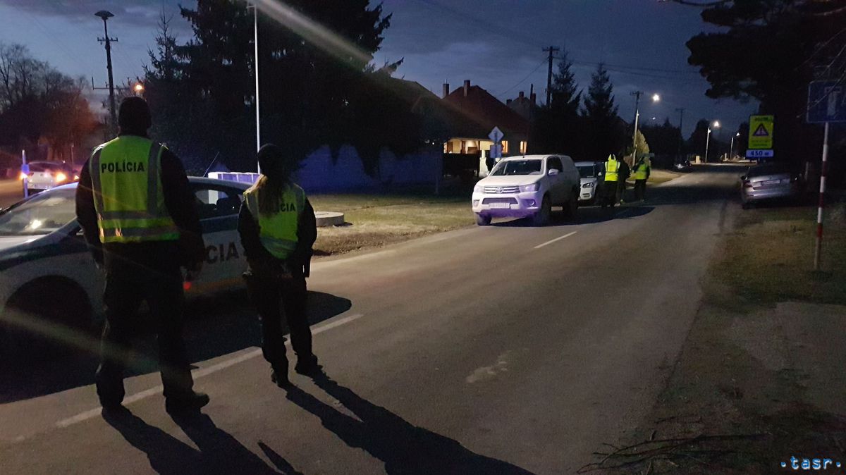Na snímke policajná uzávera v obci Blatná na...
