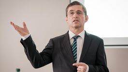 VIDEO: Zapálili mu auto. Nesúhlasil s praktikami stavebníkov