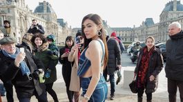 V Paríži pár stupňov nad nulou, ona polonahá v uliciach! Je ti zima, dievčatko?