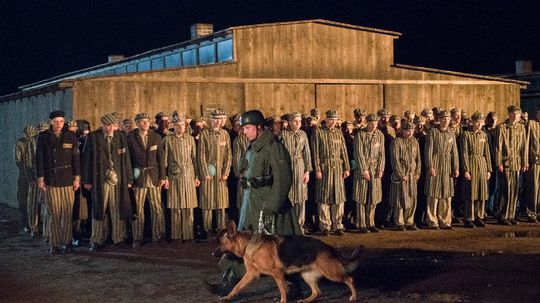 Herci a komparzisti počas náročného nakrúcania...