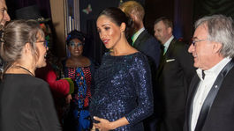 Tehotná vojvodkyňa Meghan dorazila na predstavenie v šatách od Rolanda Moureta. 