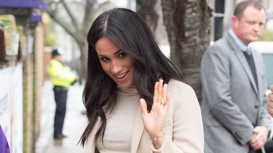 Tehotná vojvodkyňa Meghan prichádza na...