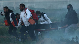 Izraelskí vojaci pri protestoch pri hraniciach Gazy postrelili 14 ľudí