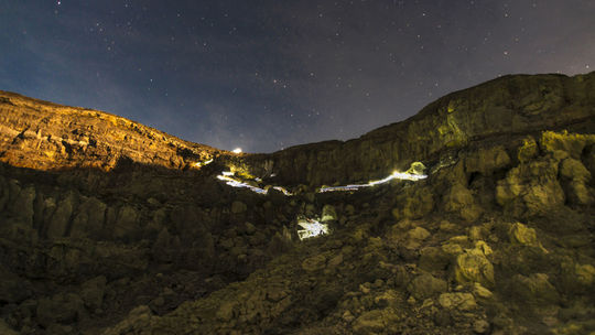 Turisti zostupujúci na dno krátera.