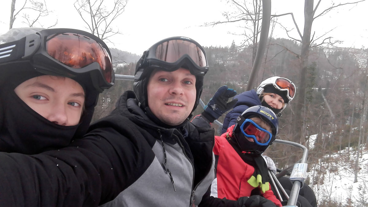 Na lyžovačke s rodinou.