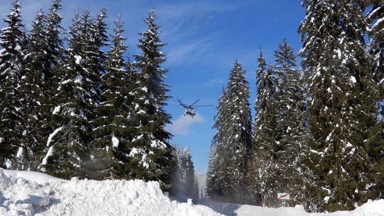 Zraneného skialpinistu a lyžiarku prevážal do nemocníc vrtuľník