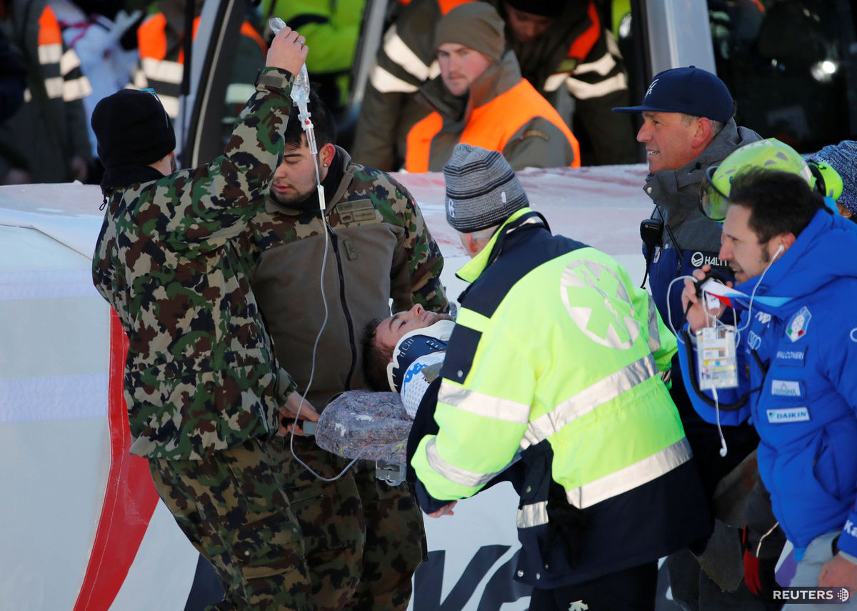 Emanuele Buzzi v opatere zdravotníkov po páde v...