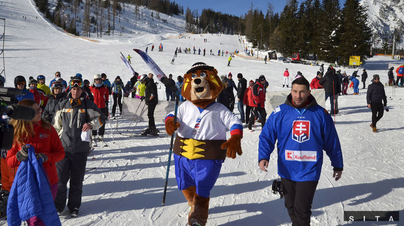  Ján Laco a maskot Macejko na Štrbskom Plese.