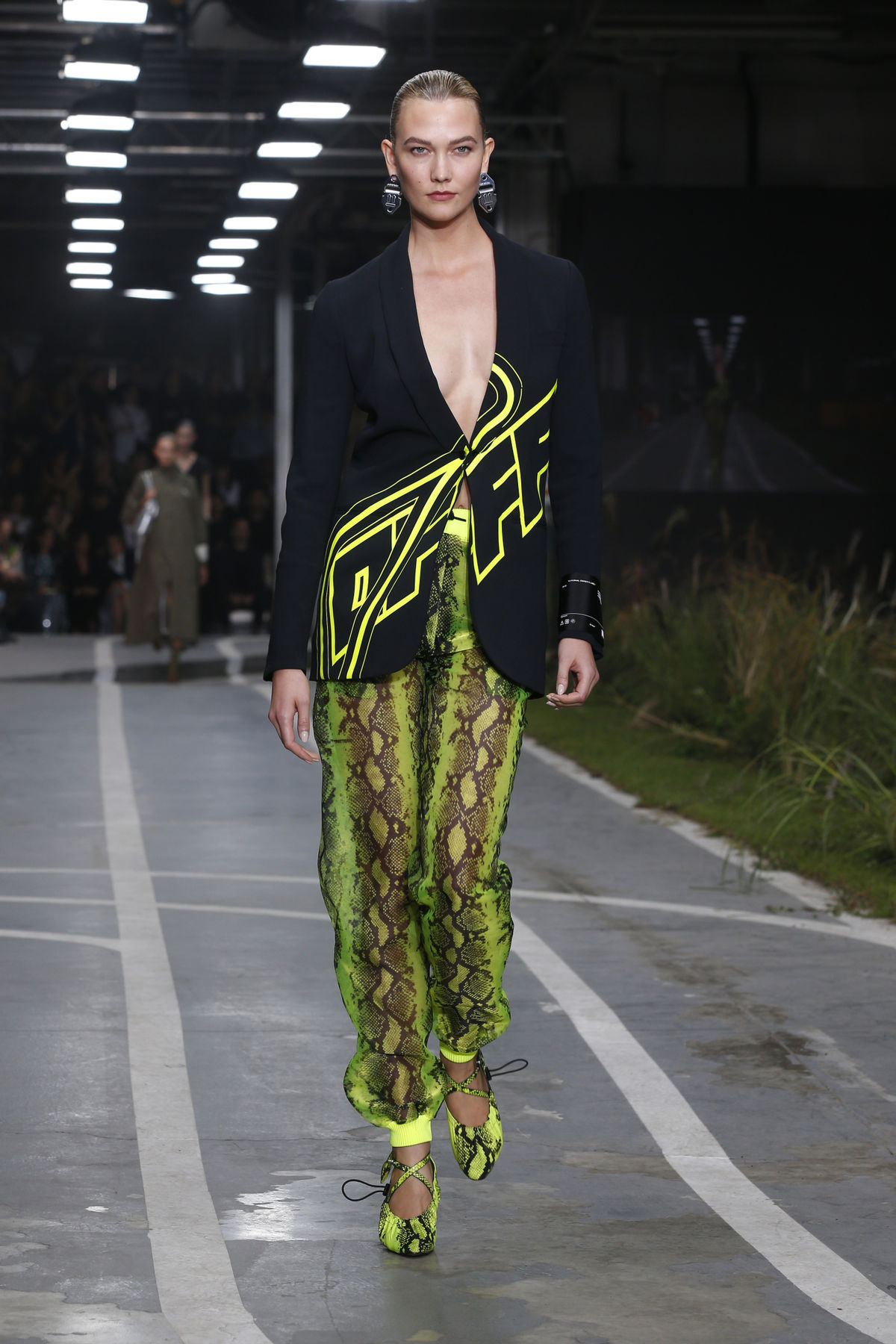 Modelka Karlie Kloss v nohaviciach so zvieracím...