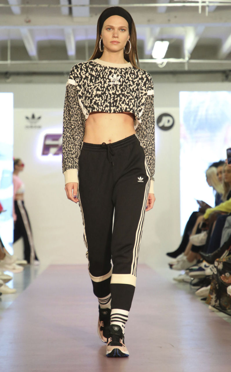 Modelka na prehliadke kolekcie Hailey...