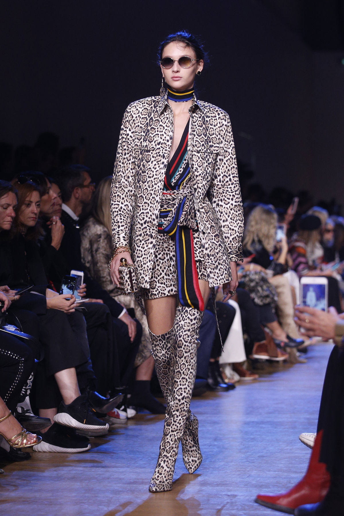 Modelka od hlavy po päty oblečená do...