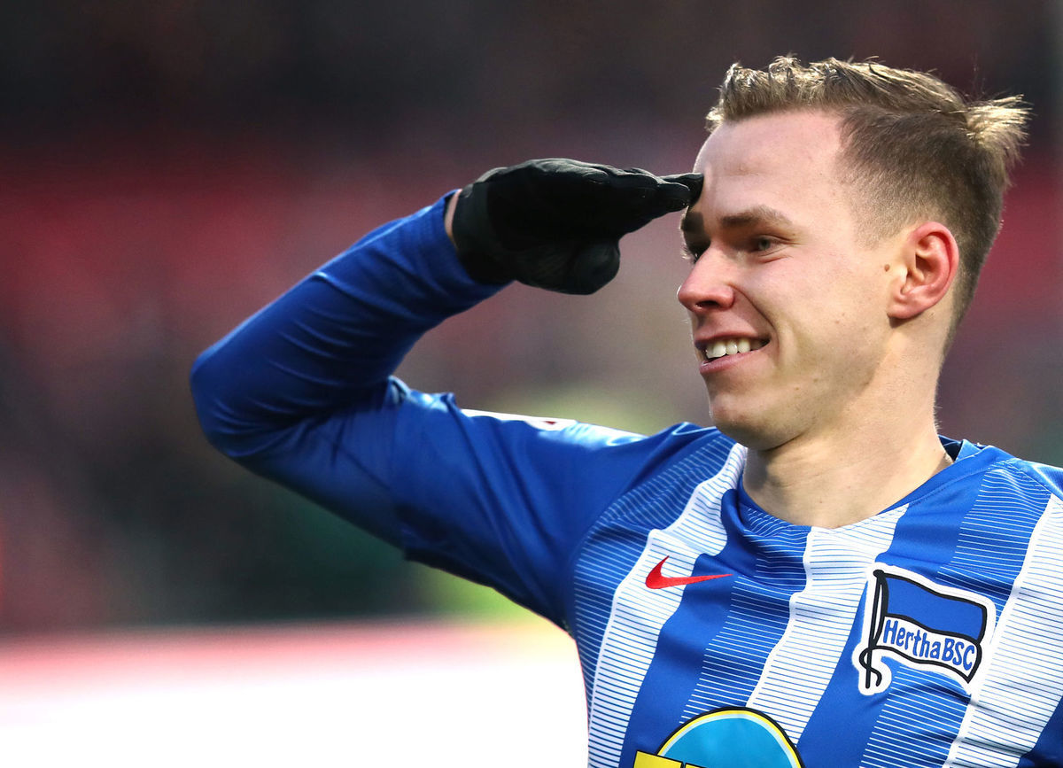 Stredopoliar Herthy Ondrej Duda oslavuje gól v...
