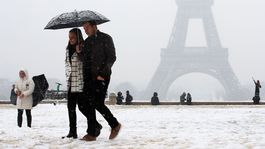 Vo Francúzsku vyhlásili pre sneženie stav pohotovosti a zatvorili Eiffelovu vežu