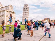 Pisa, Taliansko, šikmá veža v Pise, turisti, fotenie,