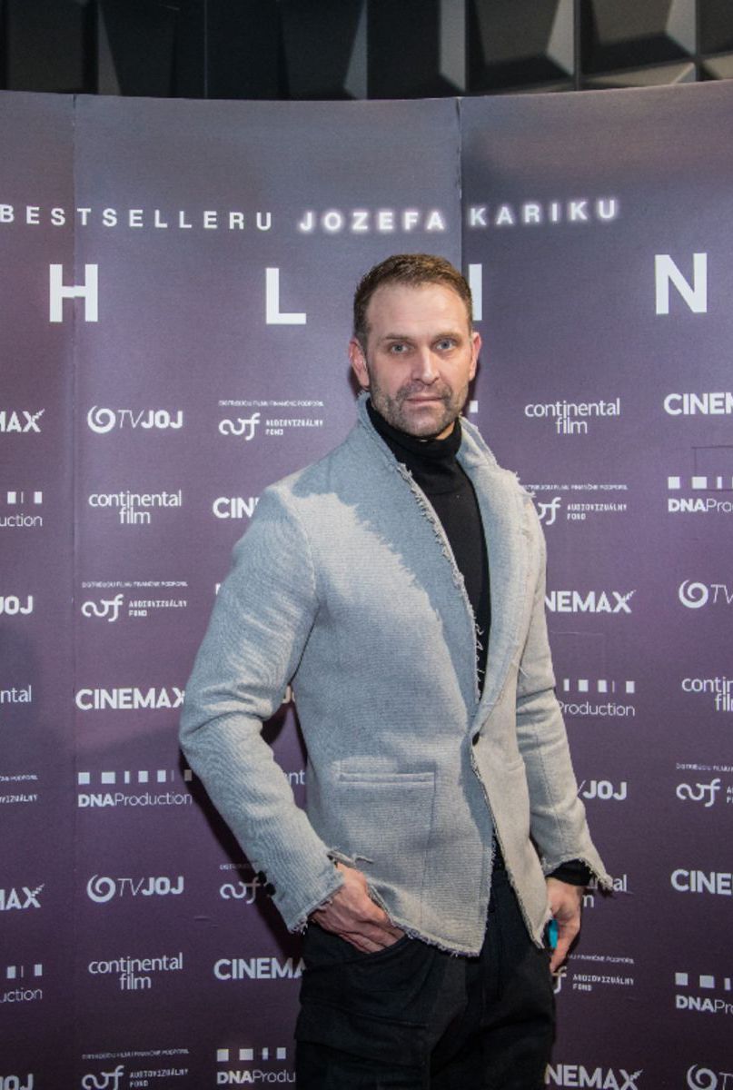 Tomáš Maštalír na premiére filmu Trhlina.