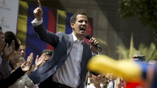 Guaidó vyzval armádu, aby sa otočila Madurovi chrbtom