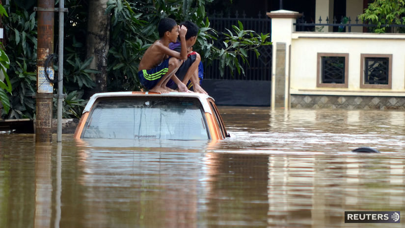 Indonézia, Sulawesi, záplavy, voda, auto, deti