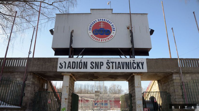 Vstup na štadión počas príprav tribúny a...